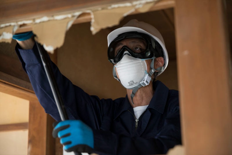 壁の解体作業を進める職人